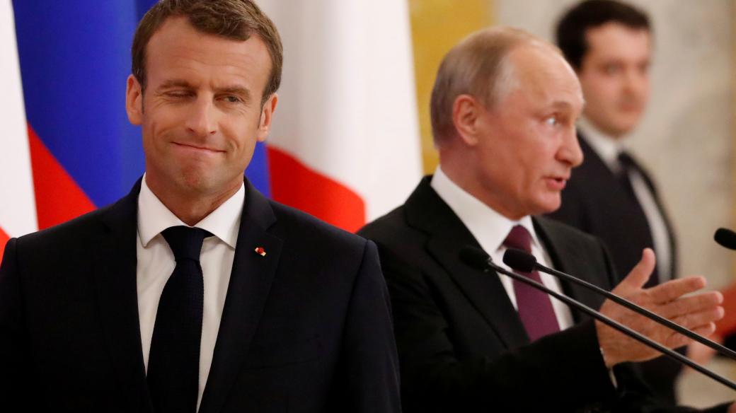 Francouzský prezident Emmanuel Macron a ruský prezident Vladimir Putin a společné tiskové konferenci.