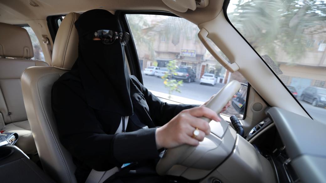 Ženy v Saúdské Arábii můžou od neděle legálně řídit auto.