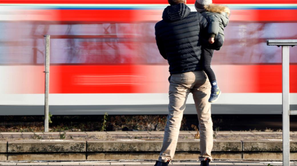 Cestující s dítětem čekající na vlak v německém městě Hanau