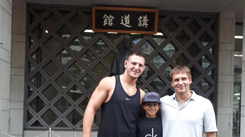 Zleva: Lukáš Krpálek, Petr Mitkov mladší a Petr Mitkov starší před legendární halou Kodokan