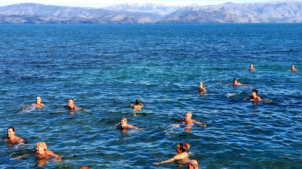 Zdá se, že zimní plavci na Korfu našli recept na zdraví a dobrou náladu
