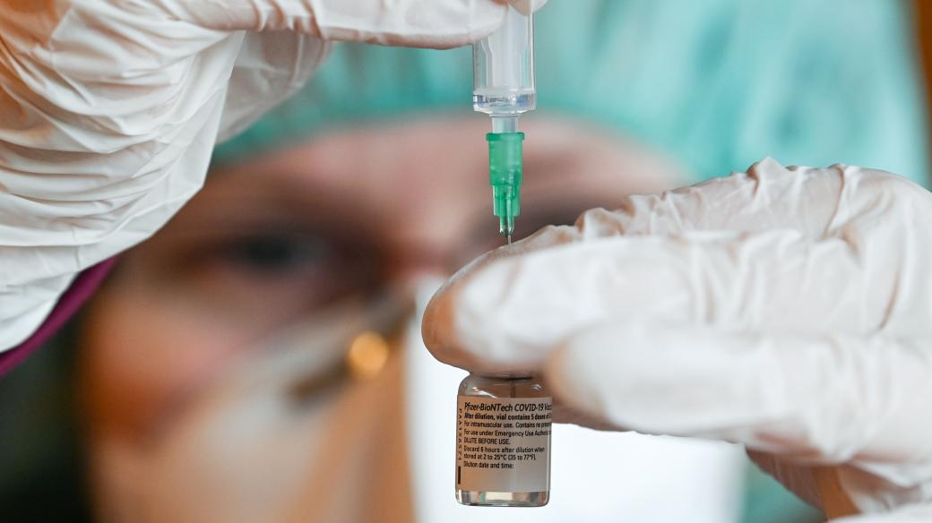 První dávky vakcíny od firmy Pfizer v neděli dostali lidé po celé Evropě
