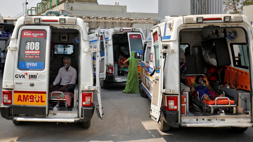 Pacienti s covidem v Indii čekají před nemocnicí v sanitkách na příjem