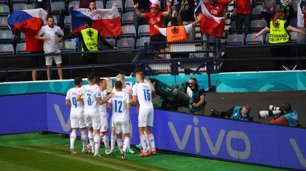 Čeští fotbalisté se radují ze vstřeleného gólu