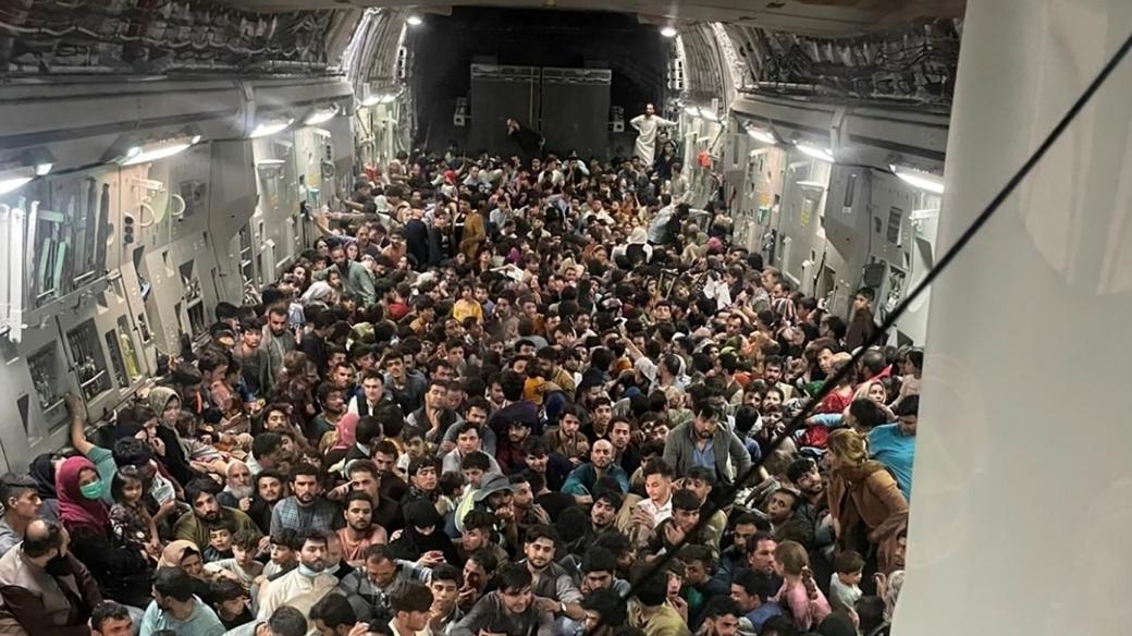 640 afghánských občanů se tlačí uvnitř amerického záchranného letounu, který letí z Kábulu do Kataru.