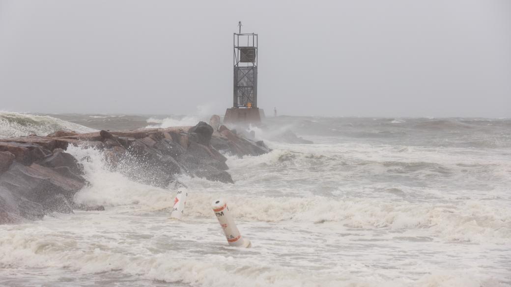 Vzbouřené moře po příchodu bouře Henri na pobřeží Spojených států