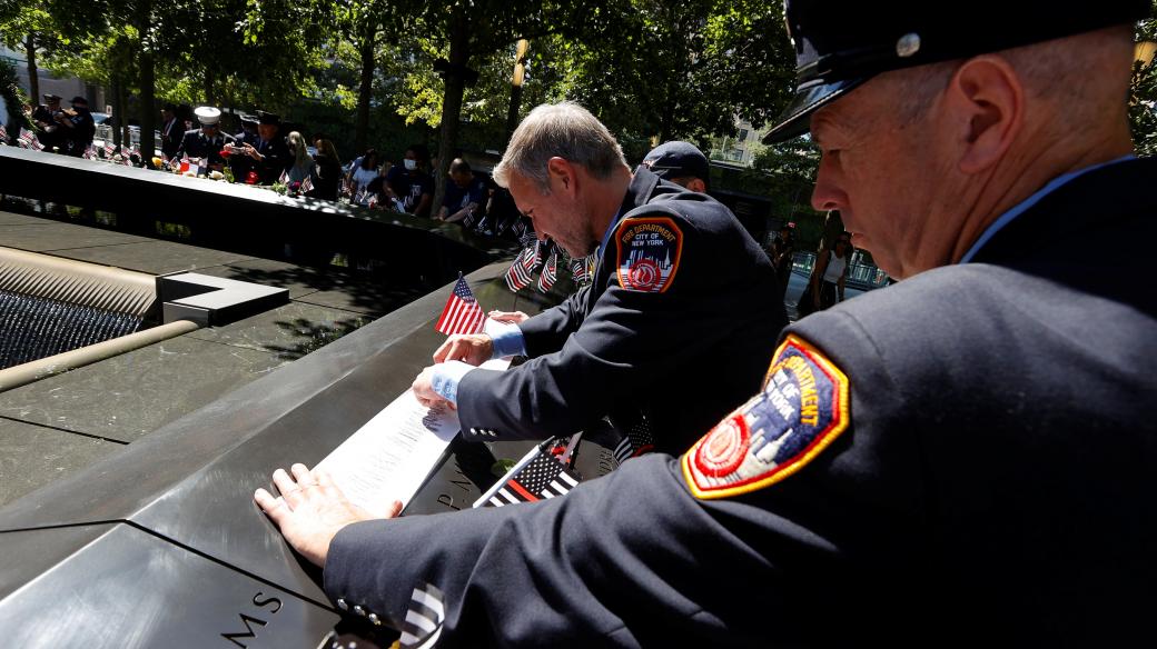 Smutné výročí si v New Yorku přišli připomenout také hasiči