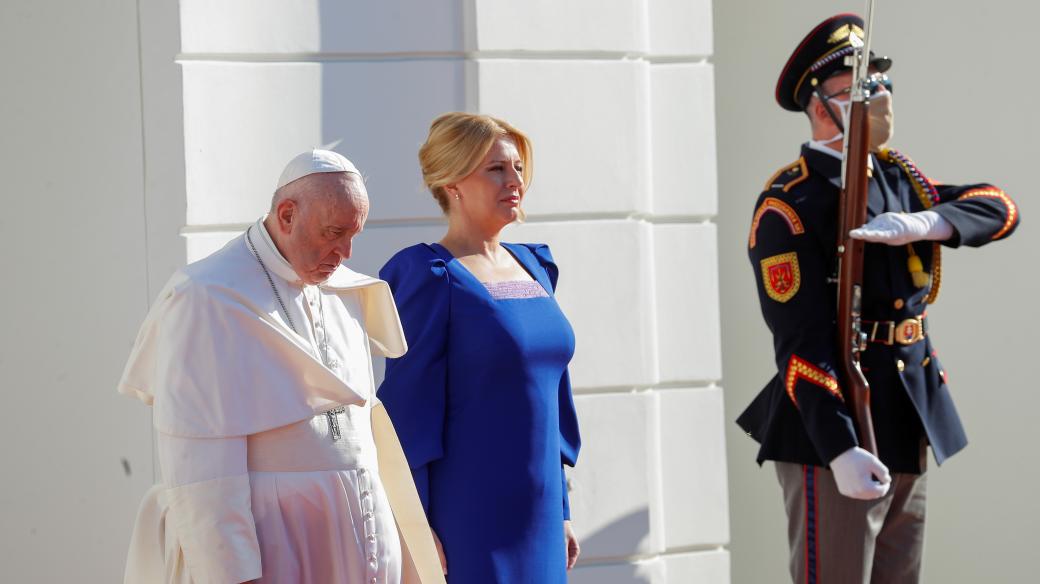 Papež František na návštěvě Slovenska, stojí vedle Zuzany Čaputové