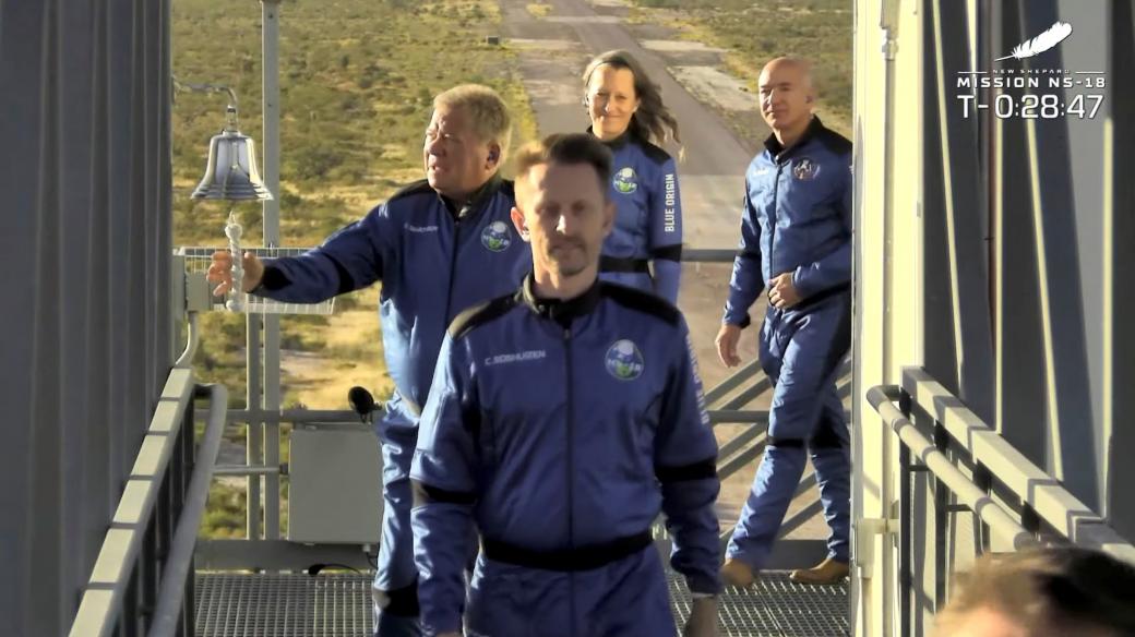 Na palubě kosmické lodi New Shepard společnosti Blue Origin zakladatele Amazonu Jeffa Bezose se do vesmíru podíval herec William Shatner, který hrál kapitána Kirka (úplně vlevo)