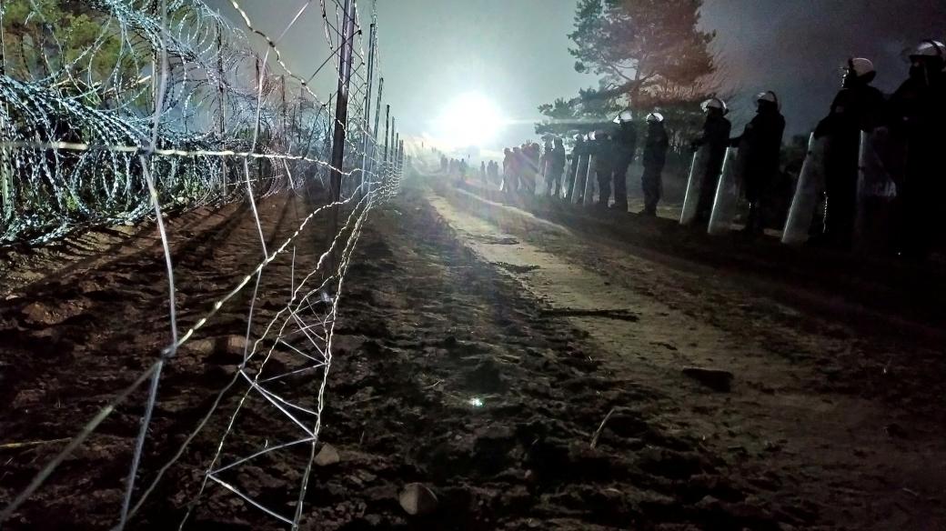 Polská policie u hranice s Běloruskem nedaleko přechodu Kúznice