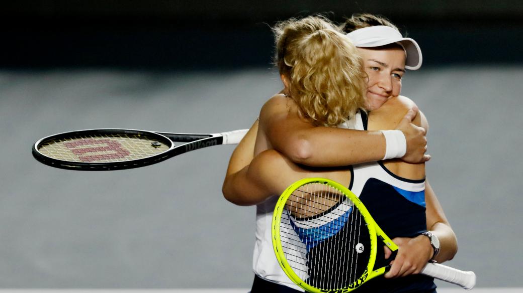 Tenistky Barbora Krejčíková a Kateřina Siniaková (zády) mají za sebou výjimečný sportovní rok