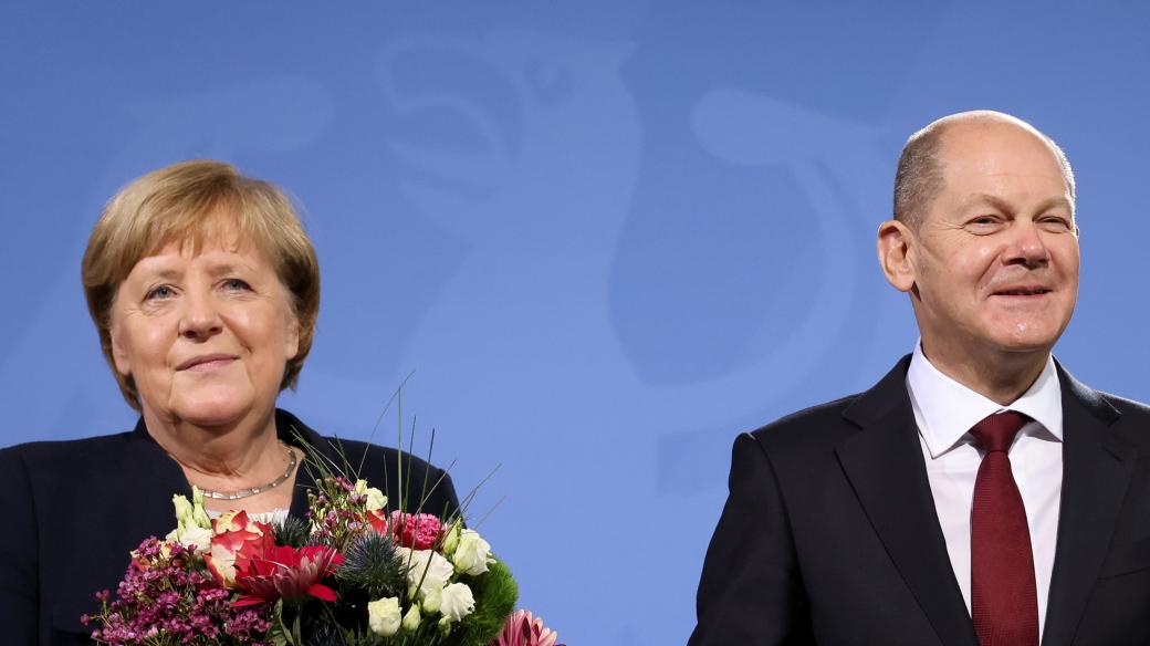 Angela Merkelová na slavnostním ceremoniálu předala kancléřství svému nástupci Olafu Scholzovi.