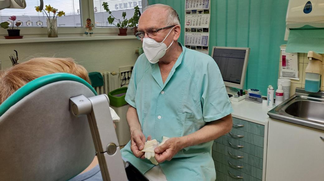 Osmašedesátiletý ostravský zubař Oldřich Velký, který měl těžký průběh nemoci covid-19
