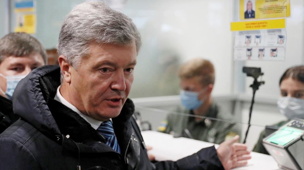 Bývalý ukrajinský prezident Petro Porošenko se v pondělí vrátil do vlasti, kde mu hrozí zatčení kvůli podezření z vlastizrady
