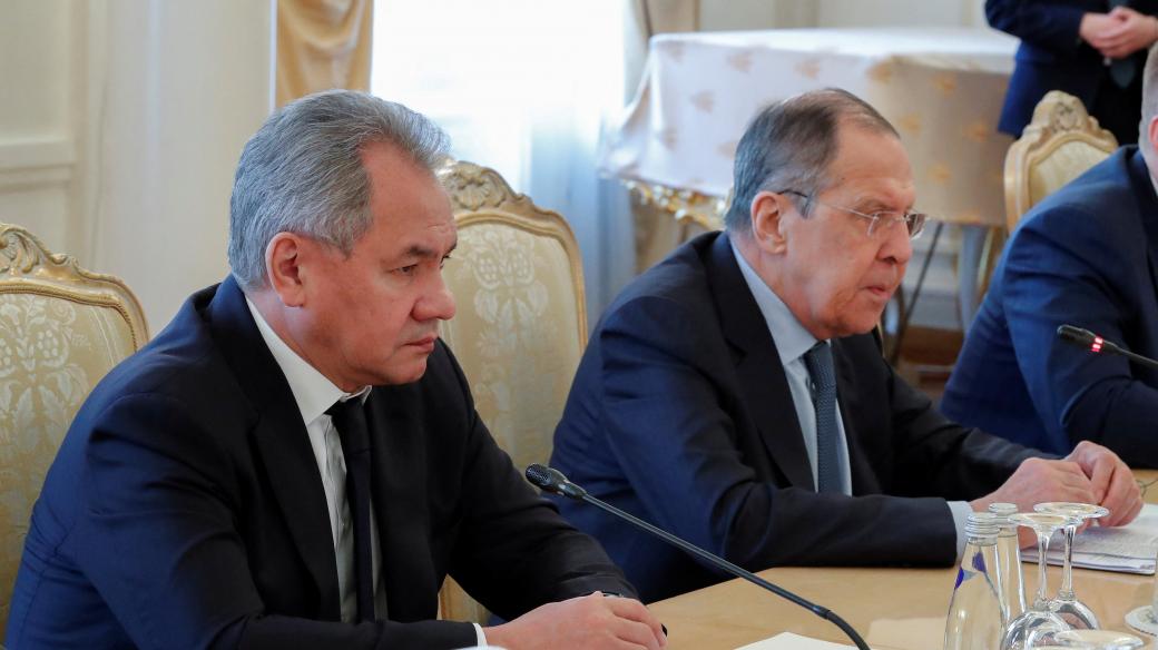Ruští ministři obrany Sergej Šojgu a zahraničí Sergej Lavrov