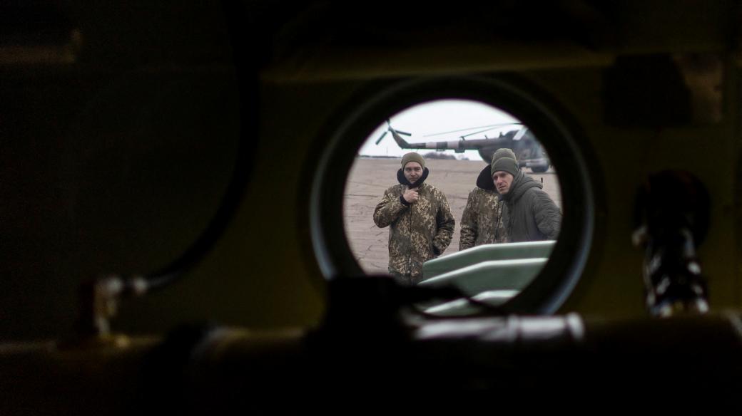 Příslušníci ukrajinských ozbrojených sil na letišti poblíž Kramatorsku v Doněcké oblasti