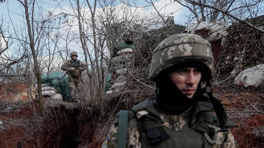 Ukrajinští vojáci u provizorních barikád na frontové linii u města Novoluhanske v Doněcké oblasti