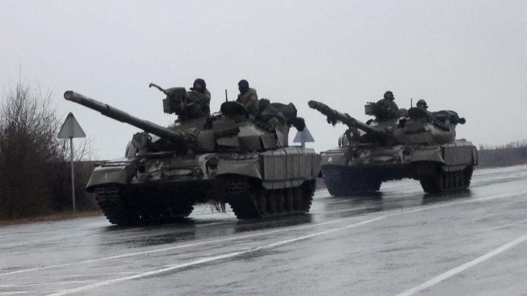 Ukrajinské tanky se přesouvají do města Mariupol poté, co ruský prezident Vladimir Putin zahájil vojenskou operaci na Ukrajině