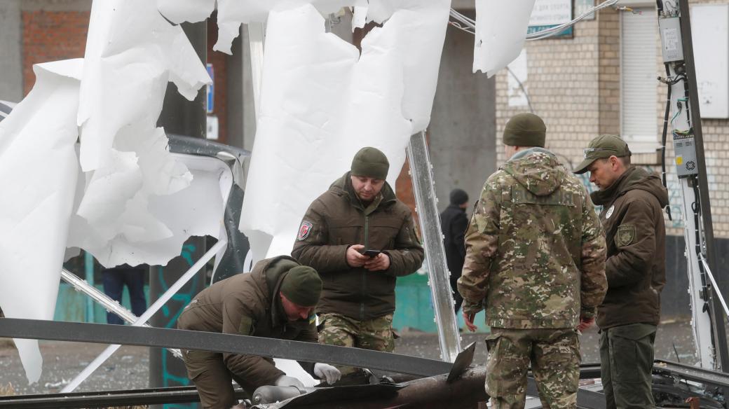 Ukrajinští policisté zkoumají zbytky raket, které dopadly v Kyjevě
