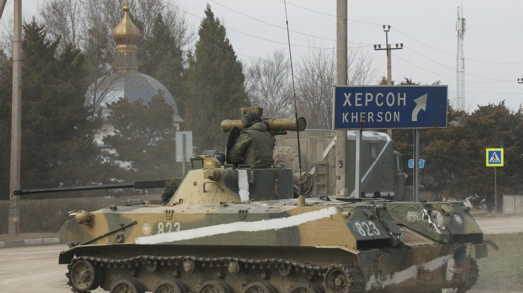 Ruské obrněné vozidlo ve městě Armjansk na Krymu