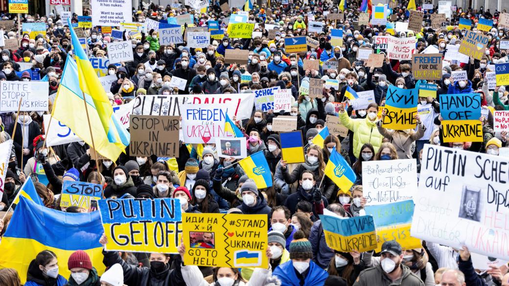 Demonstranti v Mnichově protestují proti ruské invazi na Ukrajinu