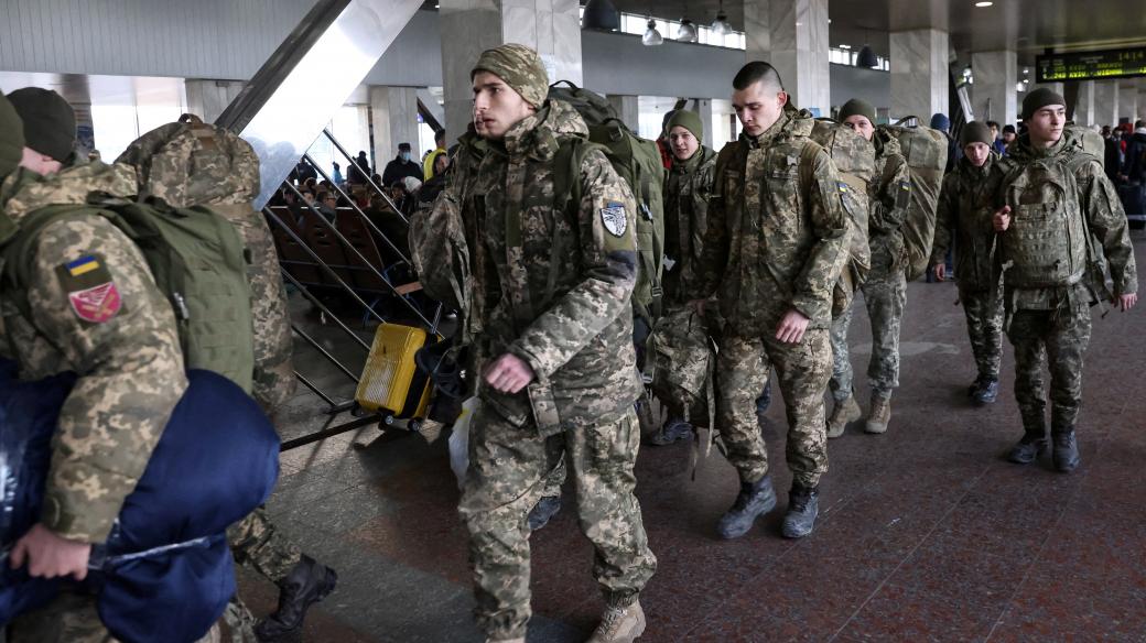 Ukrajinští vojáci na vlakovém nádraží v Kyjevě
