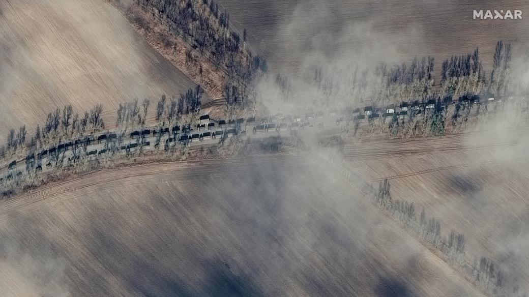 Satelitní snímek pořízený v neděli soukromou satelitní společností Maxar Technologies ukazuje pozemní síly ruské armády severovýchodně od Ivankiva mířící směrem na Kyjev na Ukrajině.