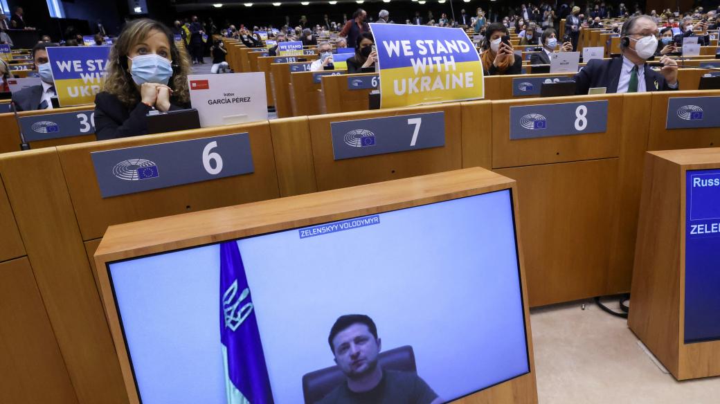 Ukrajinský prezident Volodymyr Zelenskyj mluví před Evropským parlamentem