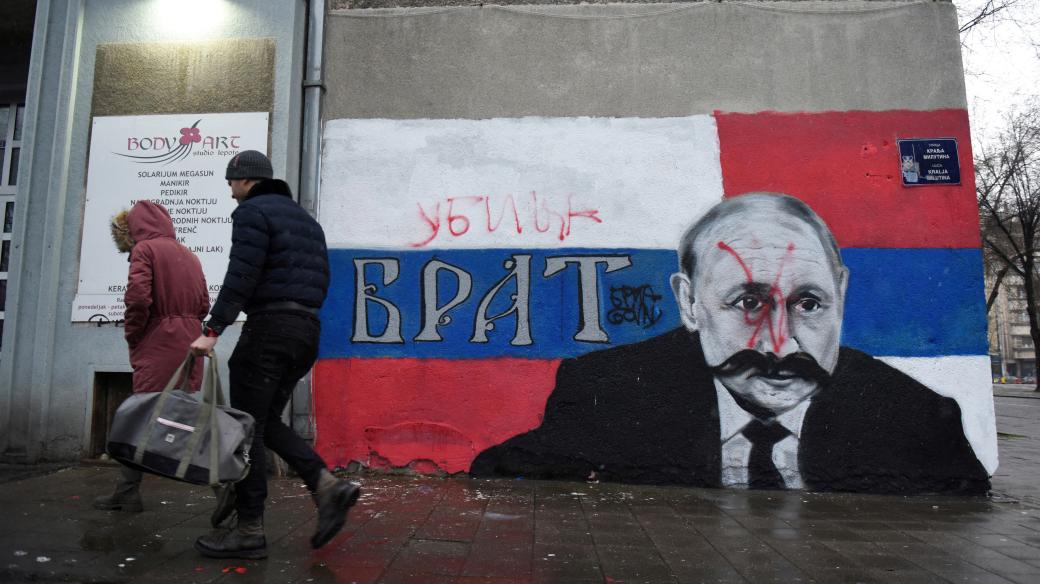 Malba ruského prezidenta Putina na zdi domu v Bělehradě. Nad původní nápis „bratr“ někdo červeným sprejem dopsal „vrah“.