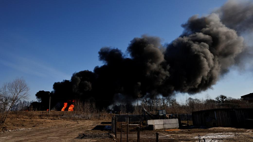Sloup kouře stoupá z hořících palivových nádrží na letecké základně Vasylkiv u Kyjeva. Zasáhly je ruské rakety