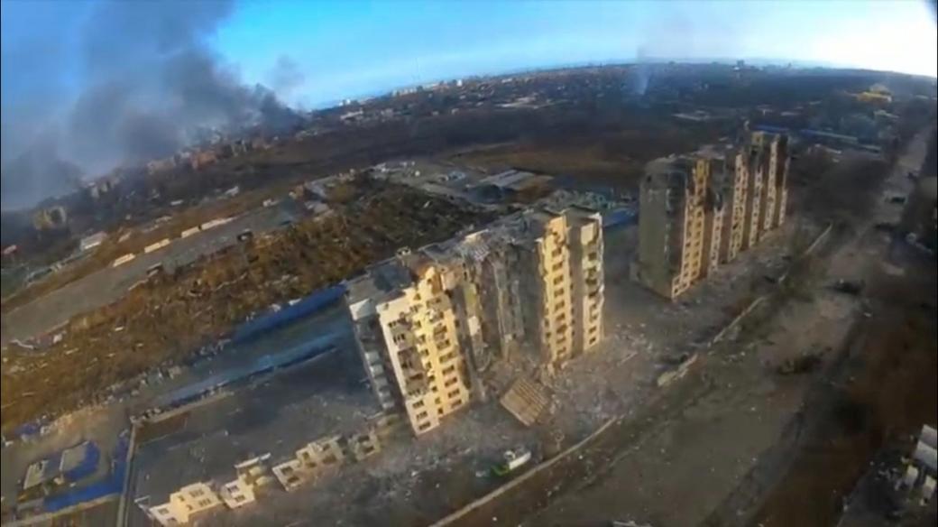 Záběr z dronu na zničený Mariupol v pondělí odpoledne