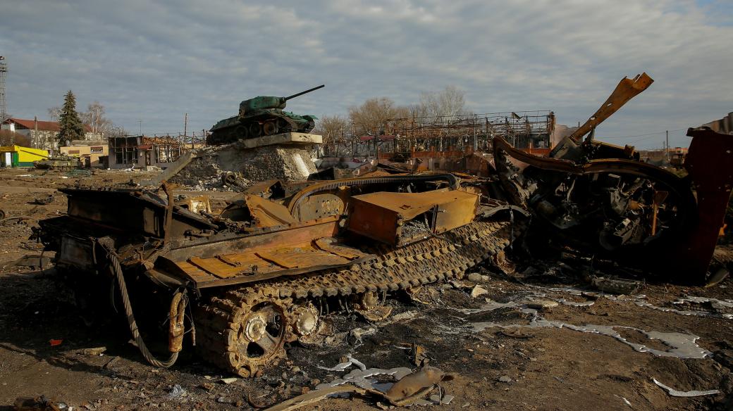 Zničený ruský tank ve městě Trosťanec v Sumské oblasti