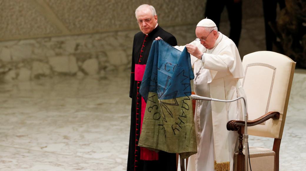 Papež František rozvinul ukrajinskou vlajku, kterou mu přivezli přímo z Buči