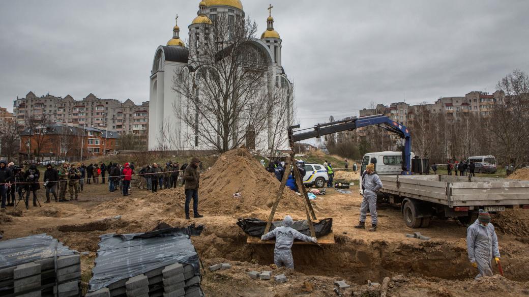 Exhumace hromadného hrobu v Buči u Kyjeva