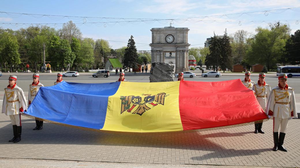 V centru Kišiněva drží vojáci moldavskou vlajku