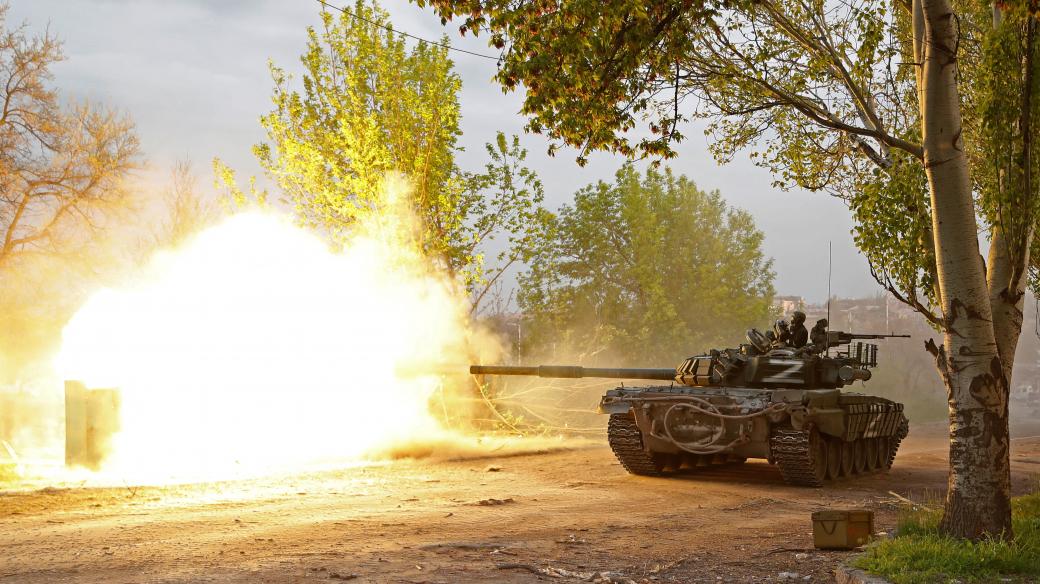 Vojáci proruských jednotek střílí z tanku poblíž Azovstalu