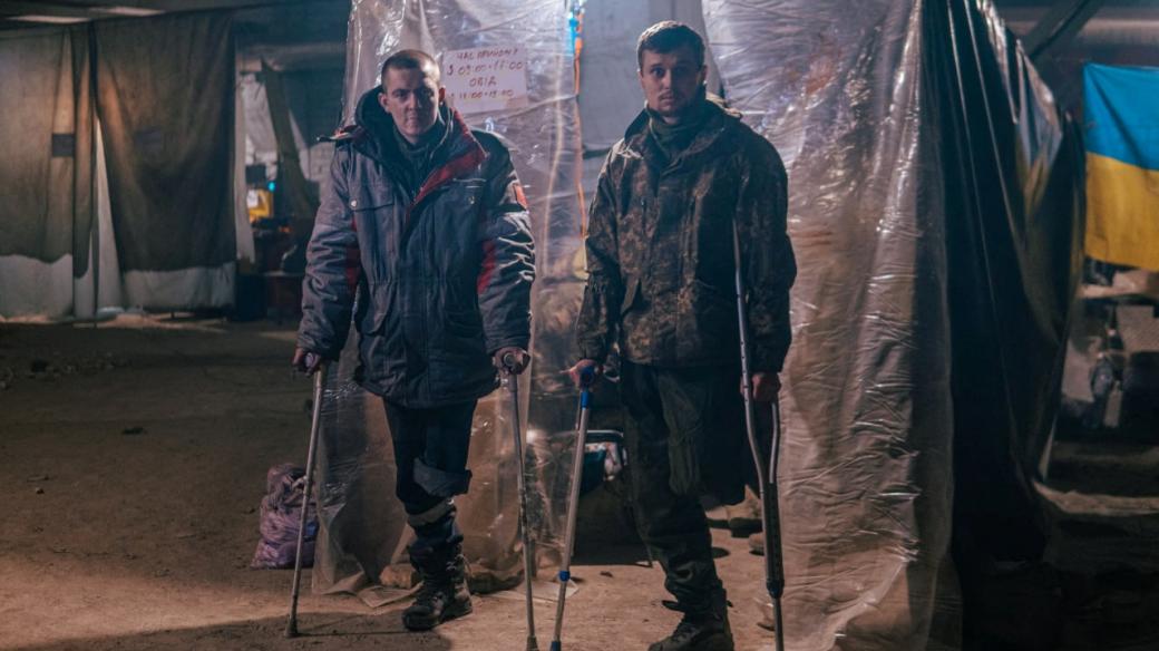 Zmrzačení ukrajinští vojáci jsou odkázáni na pomoc uvnitř ostřelovaného Mariupolu
