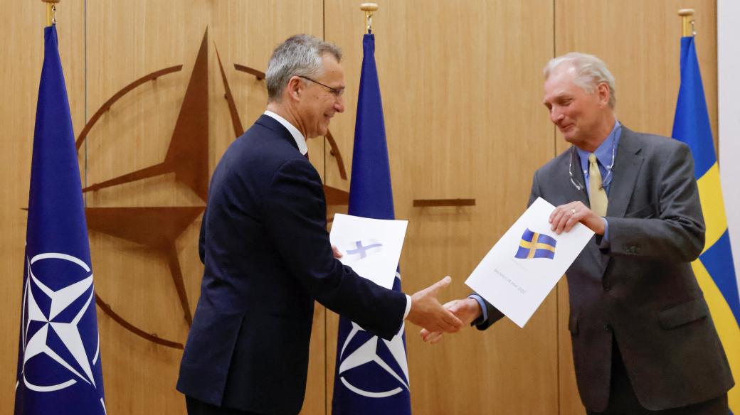 Generální tajemník Jens Stoltenberg přebírá švédskou žádost o vstup do NATO