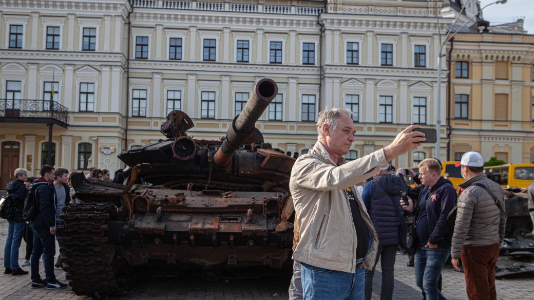 Ukrajinské Ministerstvo vnitra a Národní muzeum dějin Ukrajiny vystavilo zničené ruské tanky v centru Kyjeva v rámci výstavy nazvané "Ukrajinská válka za nezávislost 2022"