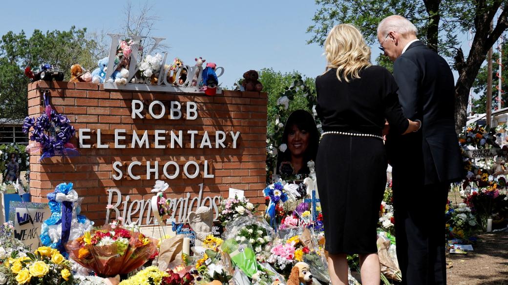 Americký prezident Joe Biden spolu s manželkou Jill položili květiny u základní školy v texaském městě Uvalde