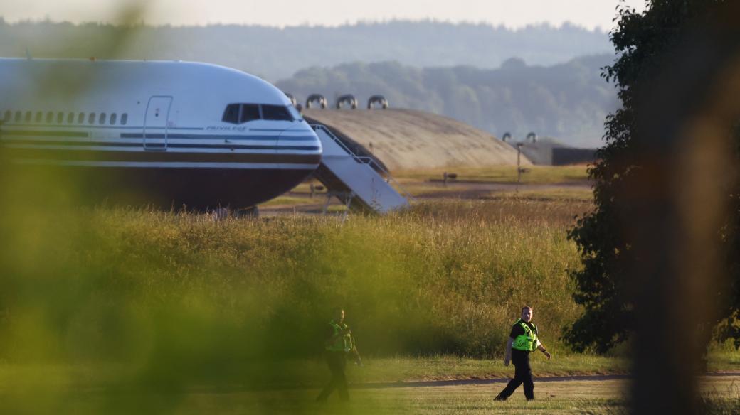 Britští policisté u letadla, které mělo odvézt první migranty do Rwandy