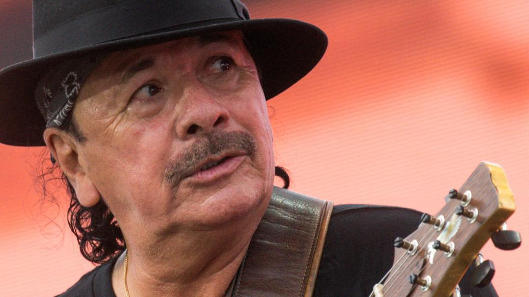 Rocker Carlos Santana při koncertě v New Yorku v roce 2021