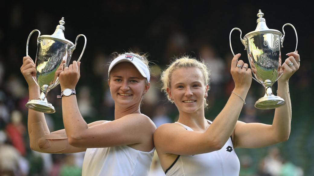 Barbora Krejčíková a Kateřina Siniaková se svými trofejemi pro vítězky