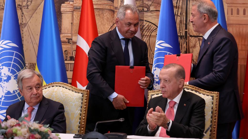Ukrajina a Rusko podepsaly v Istanbulu dohodu, která umožňuje vývoz ukrajinského obilí