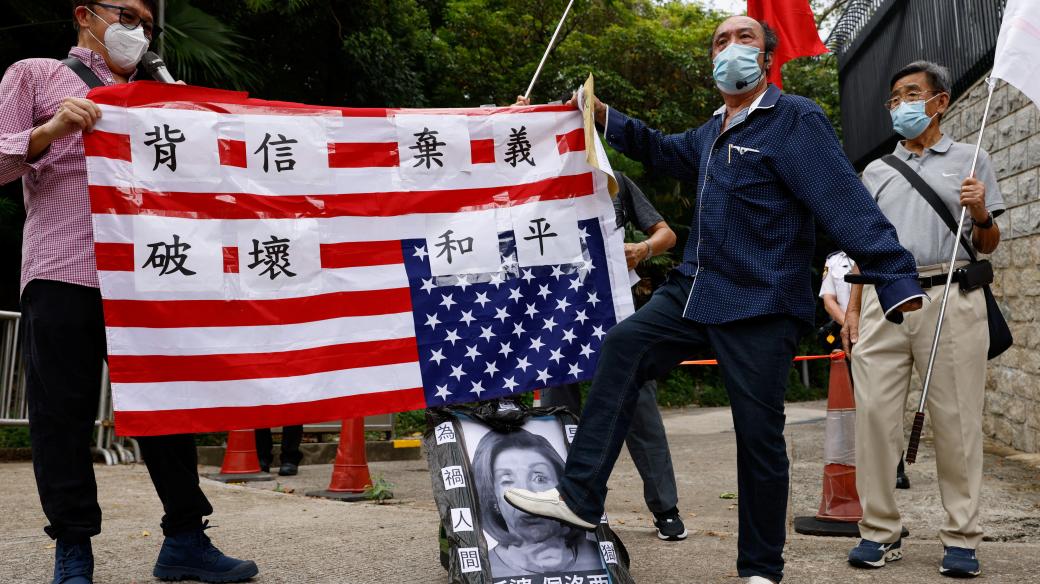 Lidé v Hongongu protestující proti návštěvy Nancy Pelosiové na Tchaj-wanu