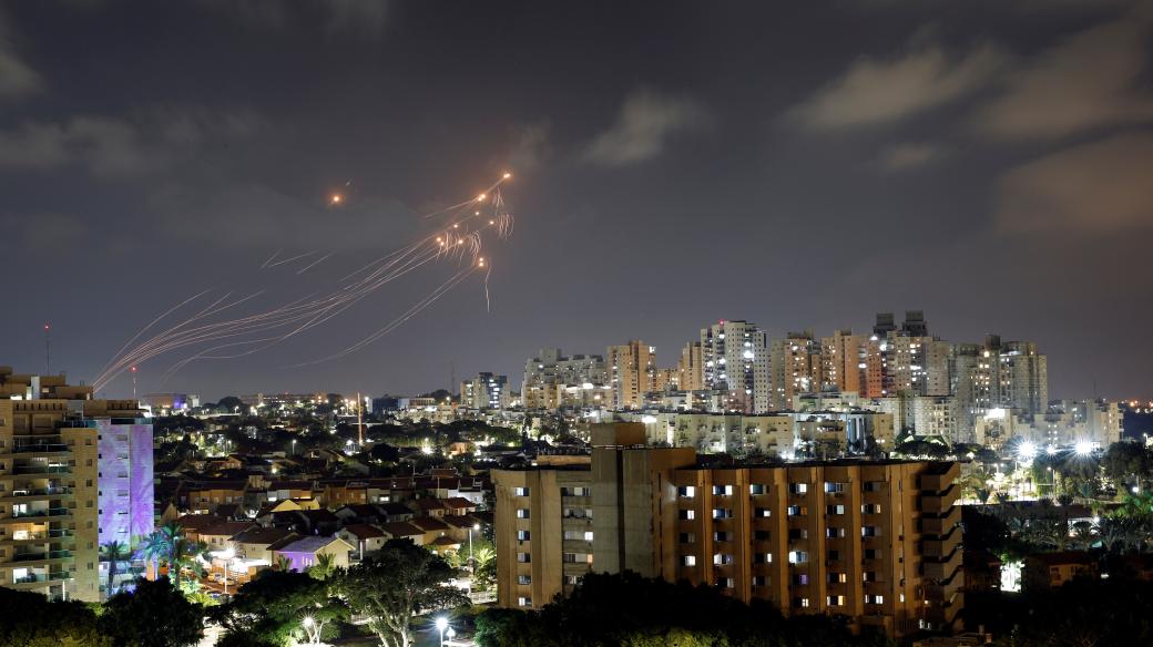 Palestinské hnutí Islámský džihád vypálilo v noci z pásma Gazy na Izrael přes 100 raket, většina z nich byla ale zachycena obranným systémem a útok si tak nevyžádal žádné oběti