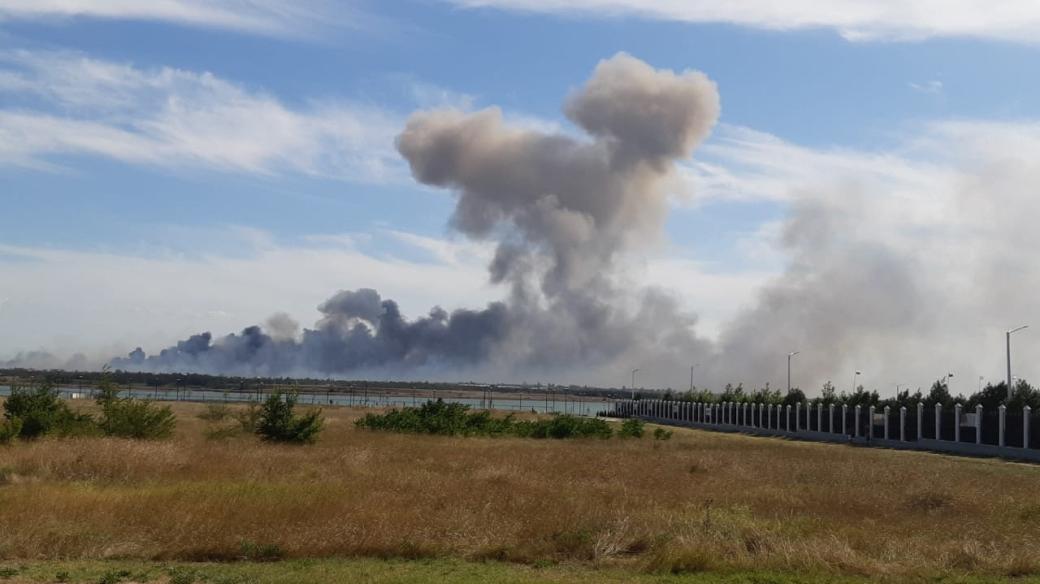 Na západě anektovaného Krymu byla napadena ruská letecká základna a muniční sklady, uvedl v úterý na svém webu ruský list Kommersant