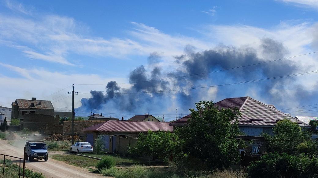 Stoupající dým u Novofedorivky po explozi na ruské letecké základně na Krymu