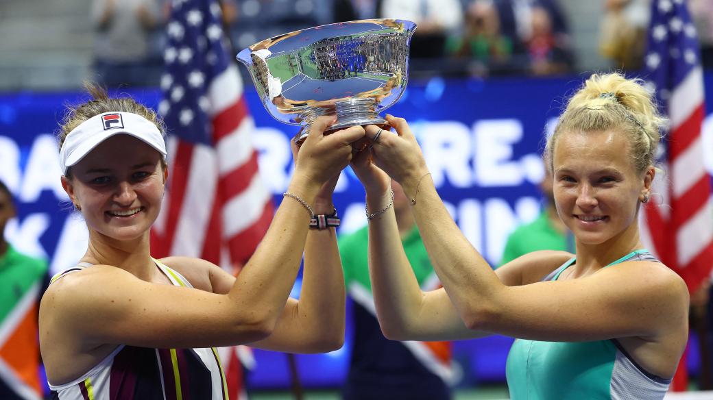 Barbora Krejčíková a Kateřina Siniaková s trofejí pro vítězky US Open