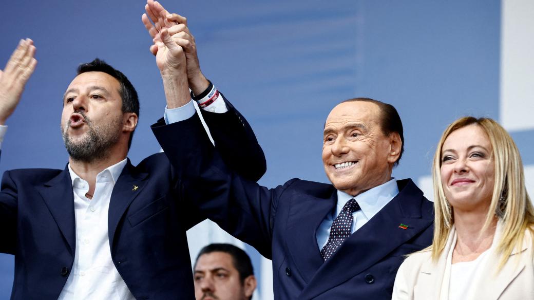 Pravicový blok, který tvoří strany Bratři Itálie Giorgie Meloniové, Liga Mattea Salviniho a Vzhůru Itálie Silvia Berlusconiho, uspořádal svůj závěrečný mítink v Římě